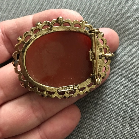 Vintage Gerry’s Cameo Brooch Pendant - Picture 6 of 6